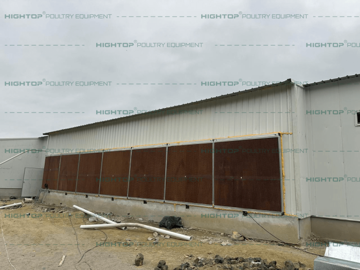 Automatic water curtain outside laying hen house Cortina de agua automática para el exterior del gallinero